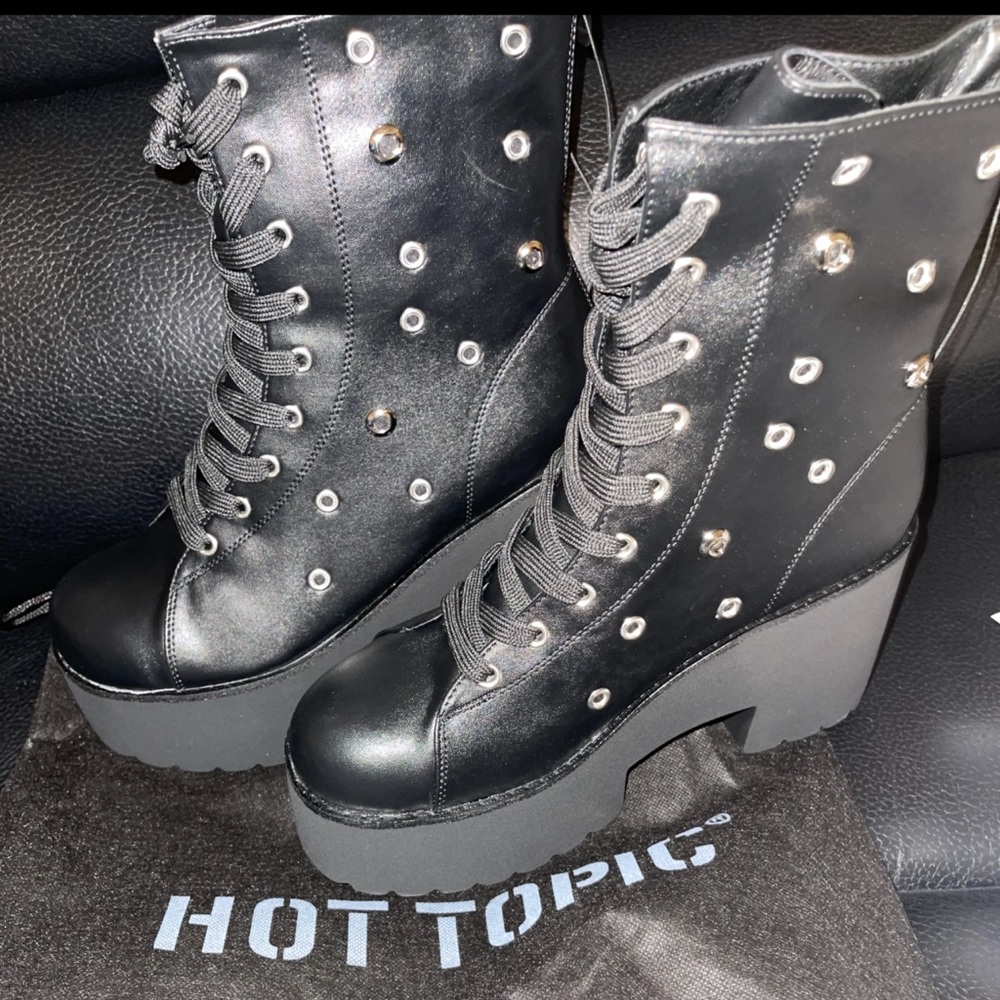NWT Hot Topic Grommet Lace Up Platform Boots